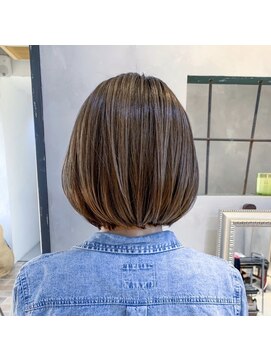 ルッソ(Lusso) 抜け感カラーで軽めボブ