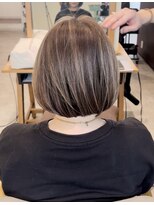 ビスポーク(BESPOKE)&nbsp;派手になりすぎない上品なベージュシャドールーツ