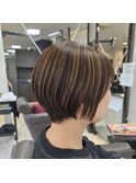 ショートボブ×白髪ぼかしハイライト