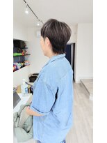 アオイ(Aoi) 個性的！ツートーンシルバーでクラゲカット（ツーブロック）