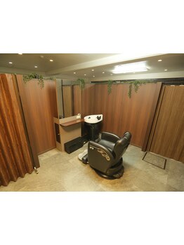 2席のみのプライベートサロンで、周りを気にせず自分だけの時間を満喫♪癒しのサロンタイムを…。