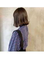 ミント(mint) 赤みのないシアーなグレー。