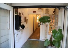 カミヤ(kamiya)の雰囲気（扉を開ければ思わず見渡してしまう廊下。当店は入り口は２つ）