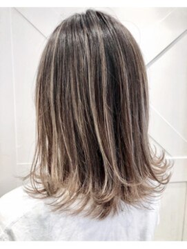 ティンク 天神(Tink) ペールベージュ/バレイヤージュ/ミディ/外ハネ/ツヤ感