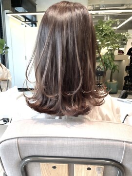 ナナローネス(nana loness) nana loness 稲用　くびれミディ レイヤーカットでフワッと