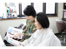 髪の状態をみさせて頂き、お悩み、なりたいスタイルを伺います。