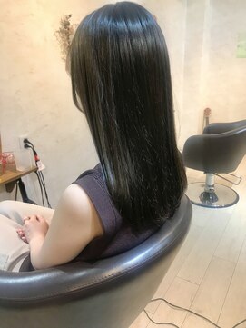 キウイ(kiwi) オリーブベージュセミロングスタイル