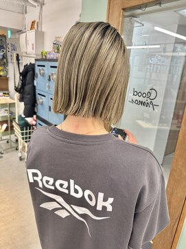 ヒビヲ(HIBIO) ショートボブ切りっぱなしボブタッセルボブベージュカラー横浜