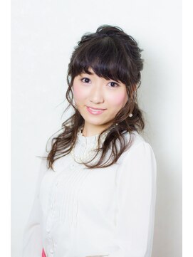 ディセンタージュ ヘアーメイク(DECENTAGE hair make) ランダムカールハーフアップ