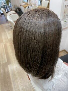 ラパーチェ(La Pace) 30代40代ショートボブミニボブ前髪なし丸みボブ明るい白髪染め