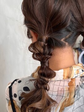 オモチャ(OMOCHA) ツイン編み込みで華やかアレンジ