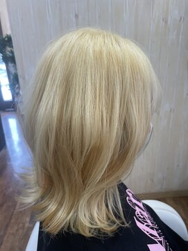 ヘアー バグース(Hair BAGUS) 外はねブロンドボブ