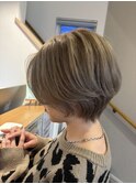 大人可愛いアッシュハイライトベージュ耳掛け小顔ショートボブ