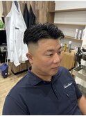 清潔感と男らしさを両立した七三スキンフェード