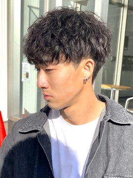 マグ カーネ バイ フィフス(Mag KANE by fifth) シャドウパーマ波巻きパーマサーフカールメンズマッシュ刈り上げ