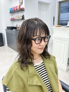 クラン(Chlan) ミディアムレイヤーパーマオン眉