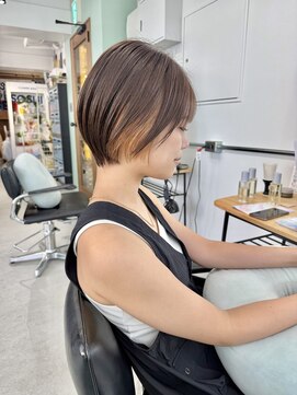 ヒビヲ 天神警固(HIBIO) ショートボブ切りっぱなしボブタッセルボブブリーチダブルカラー