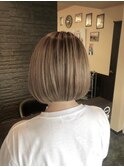 コントラストショートボブ／シャドールーツカラー
