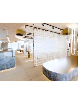 まるでホテルのような内装で、開放感のあるサロンタイムで髪も気持ちもリフレッシュ。