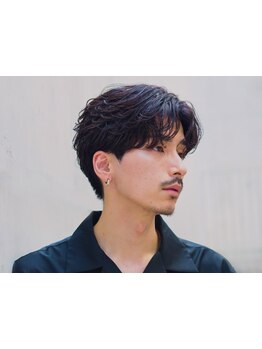 《乾かすだけで毛流れを》センターパートと相性抜群のニュアンスパーマは、スタイリングも時短◎[栄]