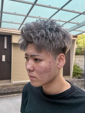 フジヤマ バーバー ショップ(FUJIYAMA BARBER SHOP) ツーブロックショート/シルバー/ブリーチオンカラー