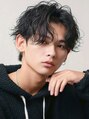 クイーン バイ ノイズ 西院(QUEEN by noism) センターパート×シャドウパーマ、トレンドの大人メンズスタイル