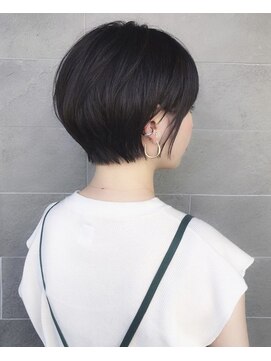 フォルメージ(formage) 耳かけ丸みショート×ブルーブラック