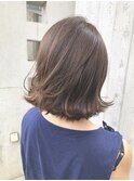 スモーキーグレージュ切りっぱなしボブスタイル