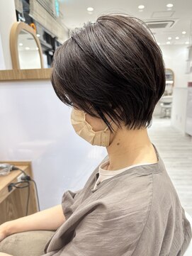 アドラーブル ココロ 新潟(adorable CoCoLo) うるツヤ丸みショートボブワンカール小顔補正立体カット