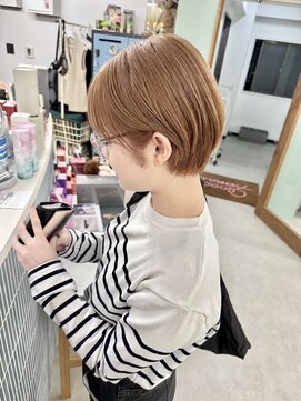 ヒビヲ(HIBIO) ショートボブ切りっぱなしボブタッセルボブミルクティーベージュ