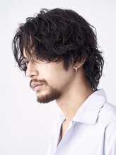 センターパートデザインに波巻きパーマを組み合わせて、しっかりパーマ感のあるデザインに＊[銀座/メンズ]
