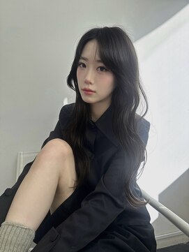 暗髪でも盛れるレイヤーカット/顔まわり