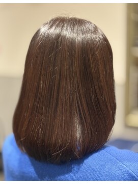 アンジー(Angee) 透明感とツヤを両立した、上品なグレイジュカラー