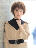 小顔カットでデザインカラーが際立つ透明感あふれるショート