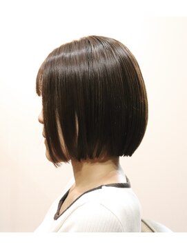 ウィスカーヘアー(whisker hair) ナチュラルストレートボブ