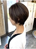 大人ショート×白髪ぼかしハイライト
