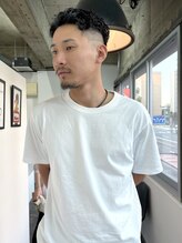 強めのリバースパーマで色気と立体感を引き出すメンズスタイル。