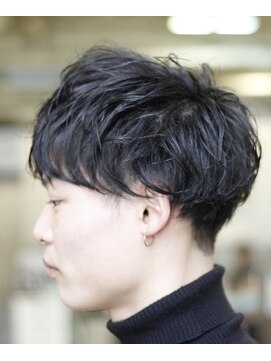 マッシュ 北堀江(MASHU) 黒髪のメンズパーマスタイル  無造作ショート ネープレス サエキ