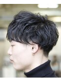 黒髪のメンズパーマスタイル  無造作ショート ネープレス サエキ