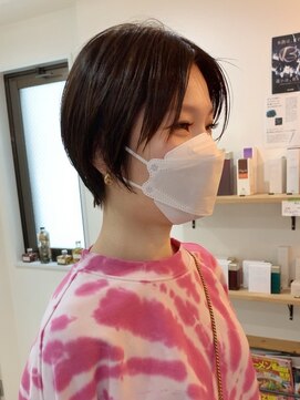 ベラ(Bella) 大人可愛い前髪ありひし形耳かけクールショートボブ20代30代40代