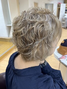 美容室メデューサ朝倉街道店 ブリーチ毛ショートパーマ