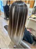 シンプルだけど奥行きがある、大人のストレート/ハイライト