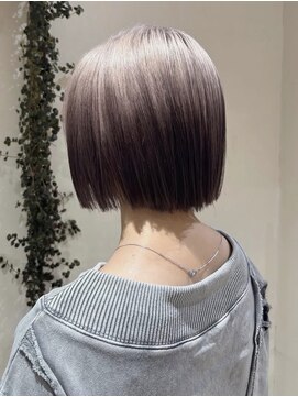 肌に馴染みやすいカラーでルーツカラー