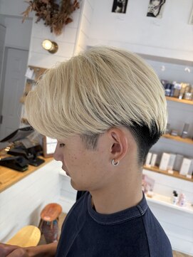 バズ(BUZZ) 色落ちのないカラーはホワイトブロンドで決まり＊