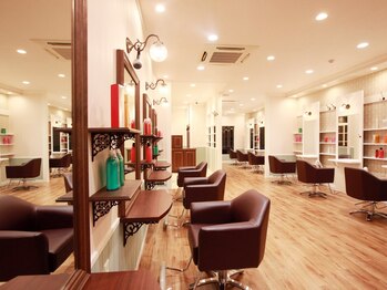 ビーズアモール 豊田店の写真/初来店の方も安心♪穏やかで明るいスタッフがお出迎えします☆髪のお悩みもお気軽に相談ください◎