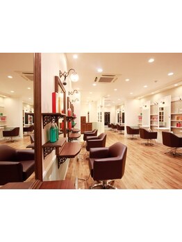 初来店の方も安心♪穏やかで明るいスタッフがお出迎えします☆髪のお悩みもお気軽に相談ください◎