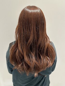 やわらかなツヤ感が魅力のピンクブラウンカラー