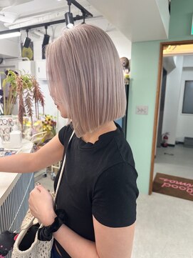 ヒビヲ 天神警固(HIBIO) ショートボブ切りっぱなしボブタッセルボブブリーチダブルカラー