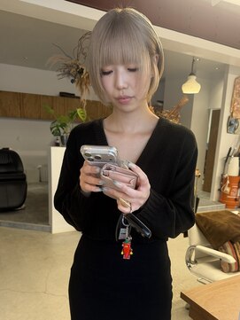 ニュード(niud) ホワイトベージュ