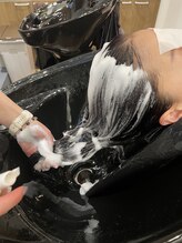 カラー後の残留成分までケア。デトックストリートメントとシャンプーで、髪と地肌をいたわります。